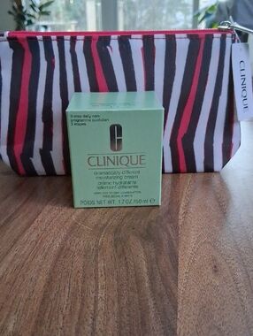 Clinique Dramatically Different Moisturizing Cream - And Cosmetic Bag